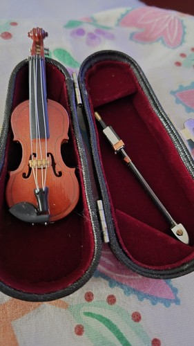 Miniature violin with - ,